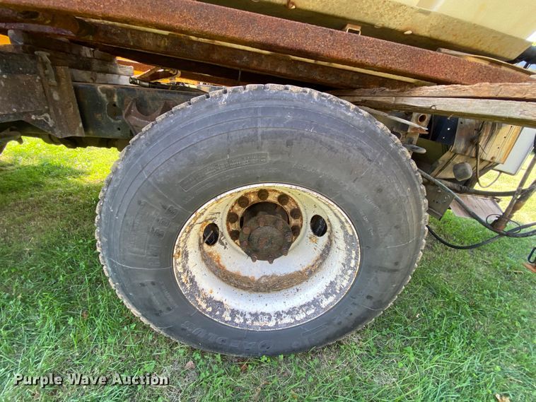 image for item HE9878 2006 International 7400  spreader truck