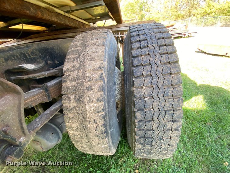 image for item HE9878 2006 International 7400  spreader truck