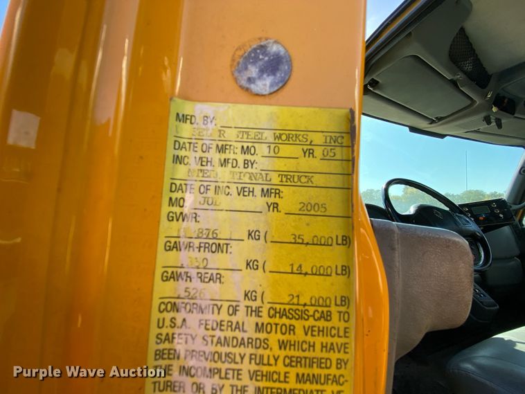 image for item HE9878 2006 International 7400  spreader truck