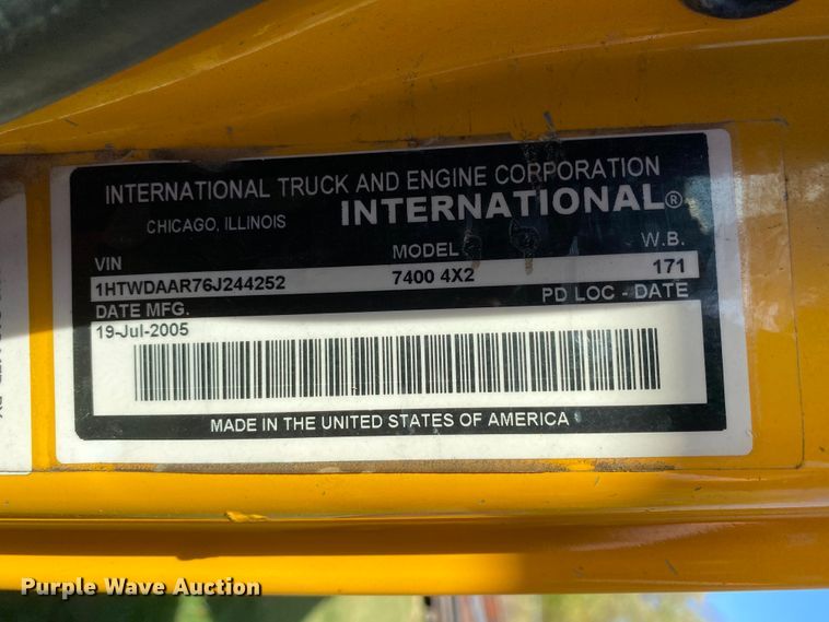 image for item HE9878 2006 International 7400  spreader truck