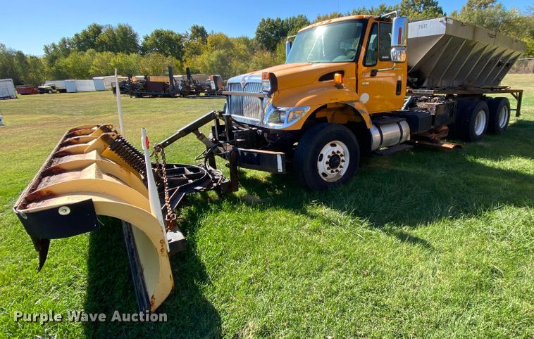 image for item HE9879 2006 International 7400  spreader truck