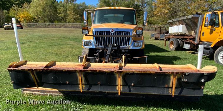 image for item HE9879 2006 International 7400  spreader truck