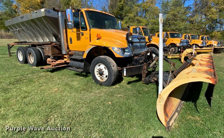 image for item HE9879 2006 International 7400  spreader truck