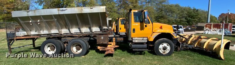 image for item HE9879 2006 International 7400  spreader truck