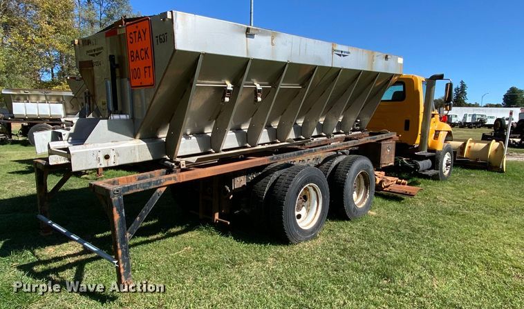 image for item HE9879 2006 International 7400  spreader truck