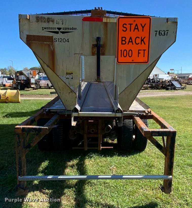 image for item HE9879 2006 International 7400  spreader truck