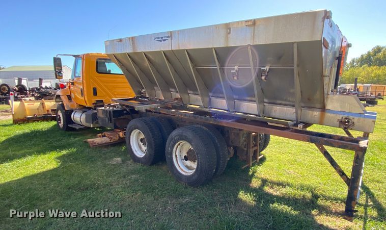 image for item HE9879 2006 International 7400  spreader truck