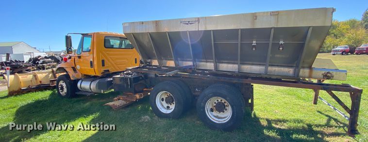 image for item HE9879 2006 International 7400  spreader truck