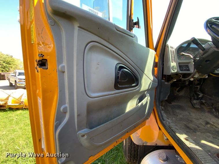 image for item HE9879 2006 International 7400  spreader truck