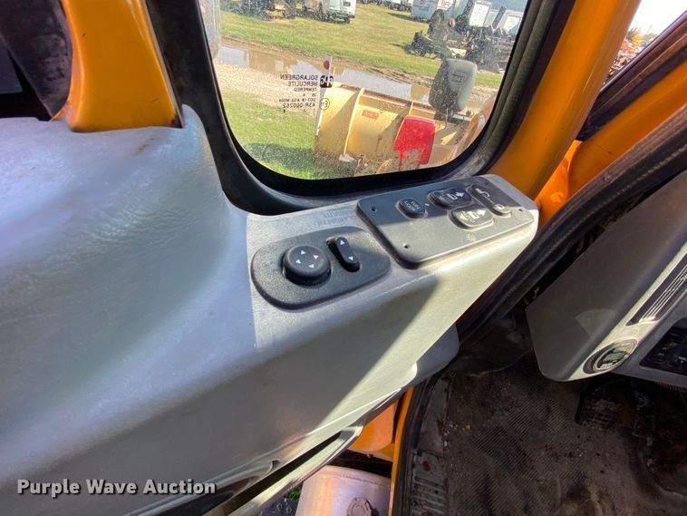 image for item HE9879 2006 International 7400  spreader truck