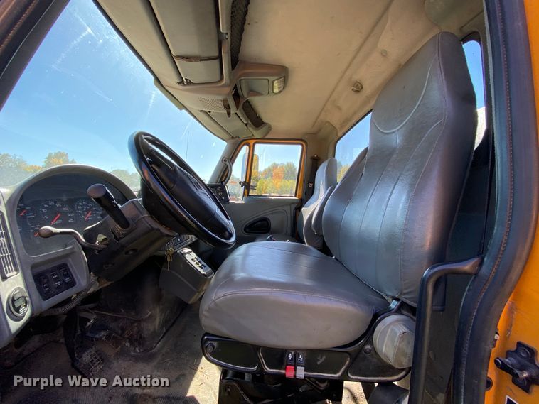 image for item HE9879 2006 International 7400  spreader truck