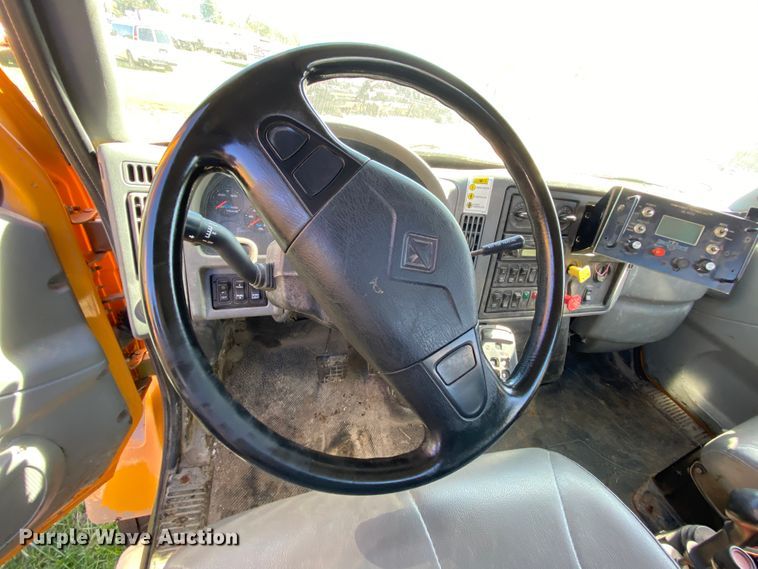 image for item HE9879 2006 International 7400  spreader truck