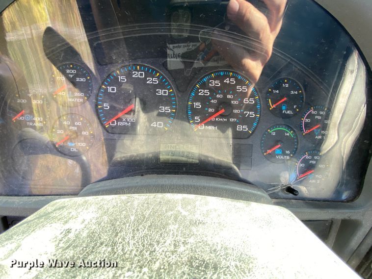 image for item HE9879 2006 International 7400  spreader truck