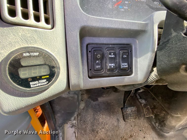 image for item HE9879 2006 International 7400  spreader truck