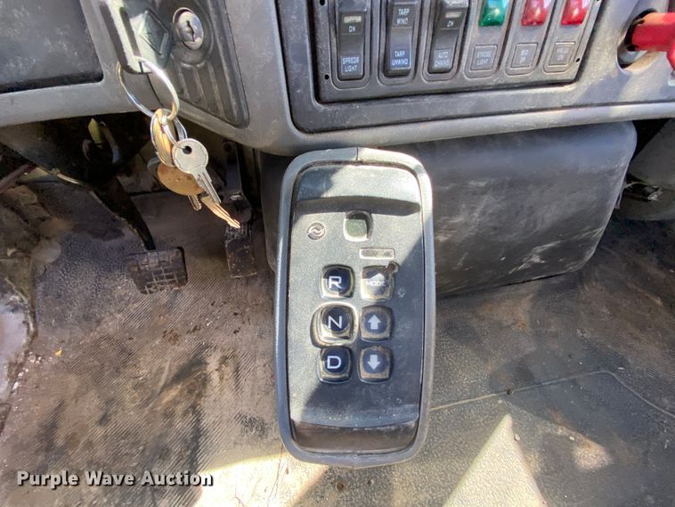 image for item HE9879 2006 International 7400  spreader truck