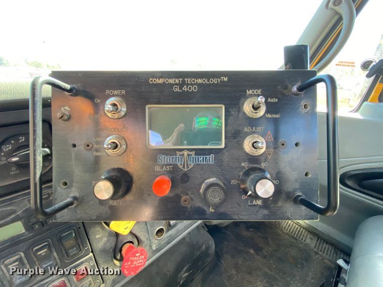 image for item HE9879 2006 International 7400  spreader truck