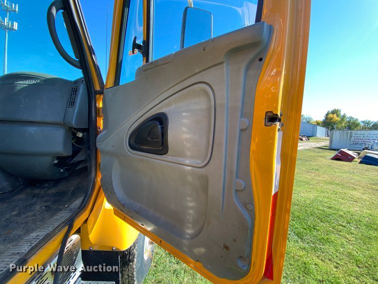 image for item HE9879 2006 International 7400  spreader truck