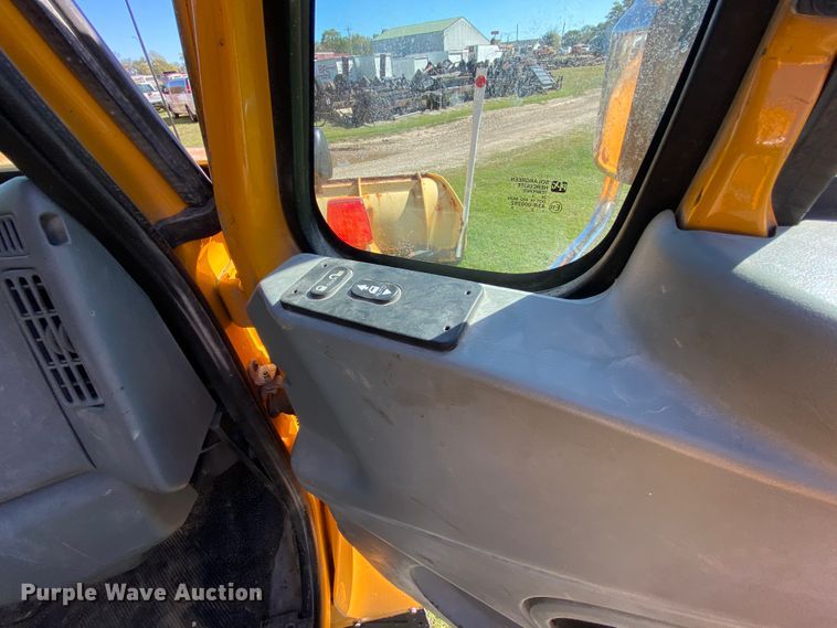 image for item HE9879 2006 International 7400  spreader truck