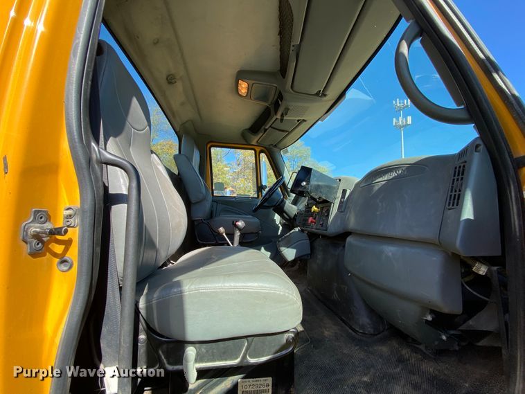 image for item HE9879 2006 International 7400  spreader truck