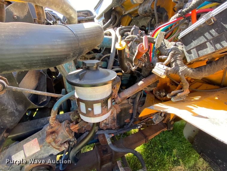 image for item HE9879 2006 International 7400  spreader truck