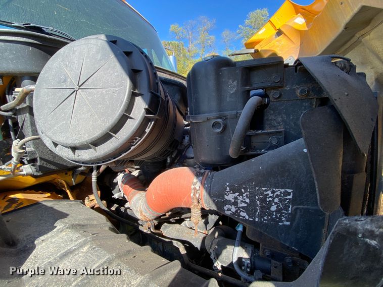 image for item HE9879 2006 International 7400  spreader truck