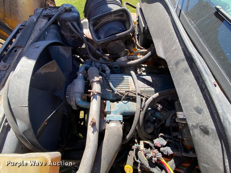 image for item HE9879 2006 International 7400  spreader truck