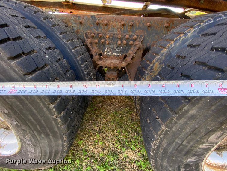 image for item HE9879 2006 International 7400  spreader truck