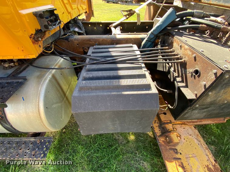 image for item HE9879 2006 International 7400  spreader truck