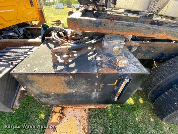 image for item HE9879 2006 International 7400  spreader truck