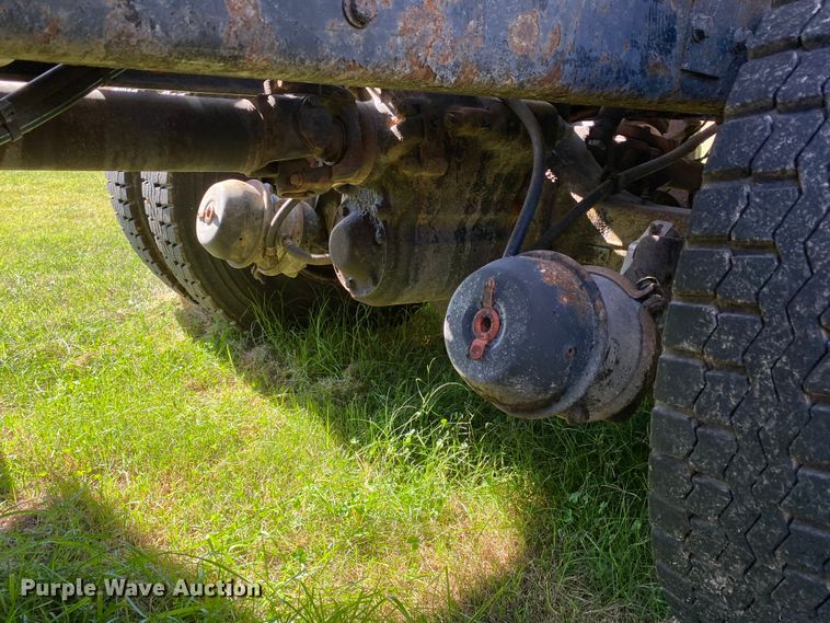 image for item HE9879 2006 International 7400  spreader truck