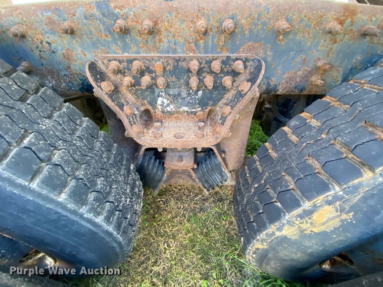 image for item HE9879 2006 International 7400  spreader truck