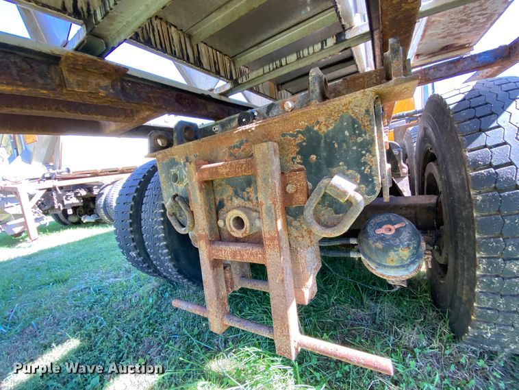 image for item HE9879 2006 International 7400  spreader truck