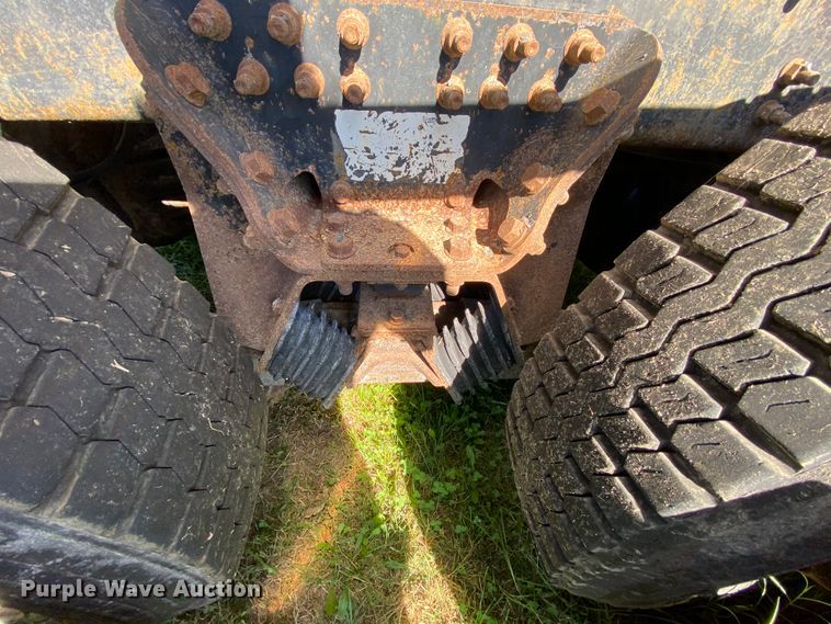 image for item HE9879 2006 International 7400  spreader truck