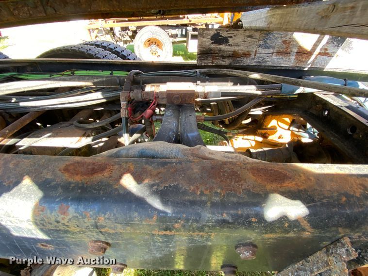 image for item HE9879 2006 International 7400  spreader truck