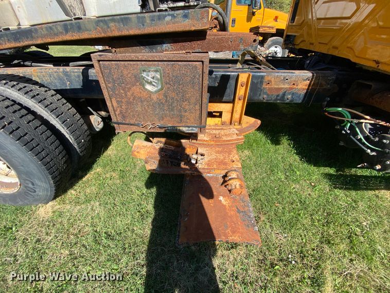 image for item HE9879 2006 International 7400  spreader truck