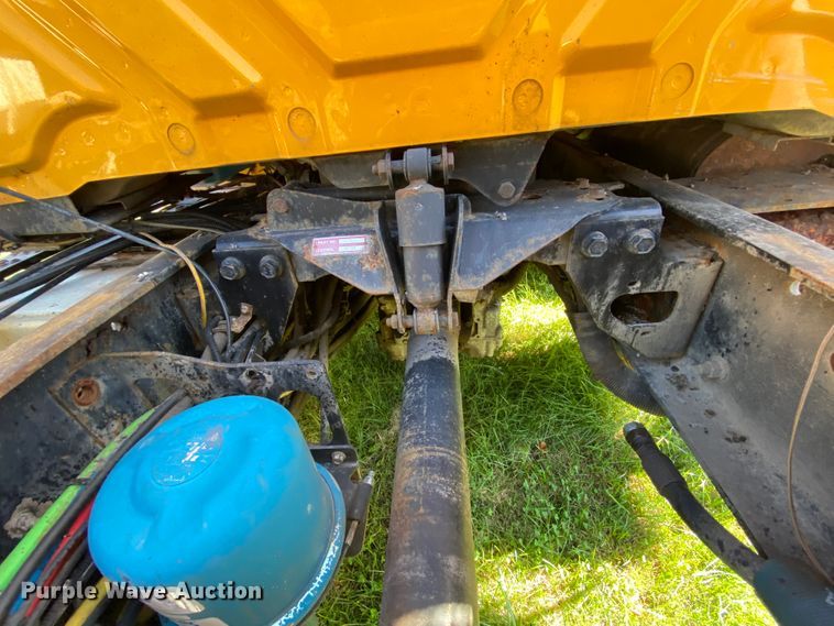 image for item HE9879 2006 International 7400  spreader truck