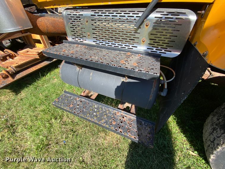 image for item HE9879 2006 International 7400  spreader truck