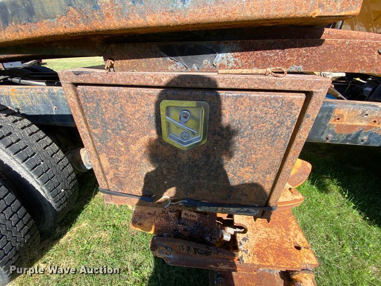 image for item HE9879 2006 International 7400  spreader truck