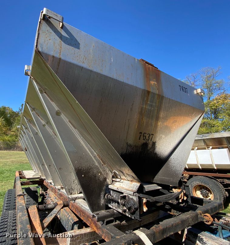 image for item HE9879 2006 International 7400  spreader truck