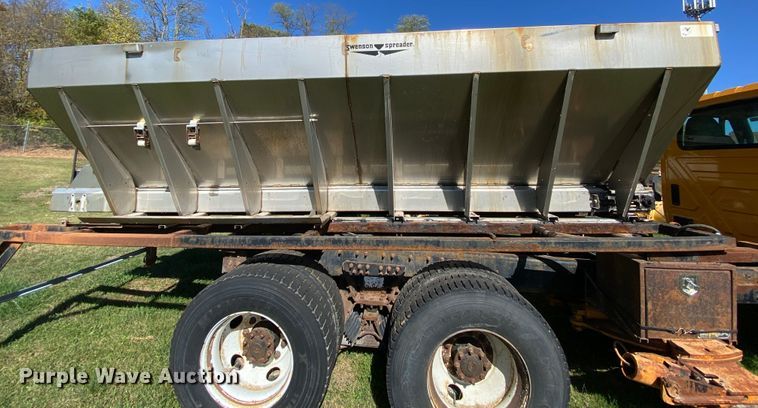 image for item HE9879 2006 International 7400  spreader truck