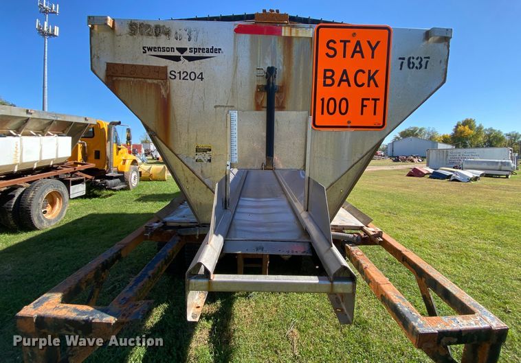 image for item HE9879 2006 International 7400  spreader truck