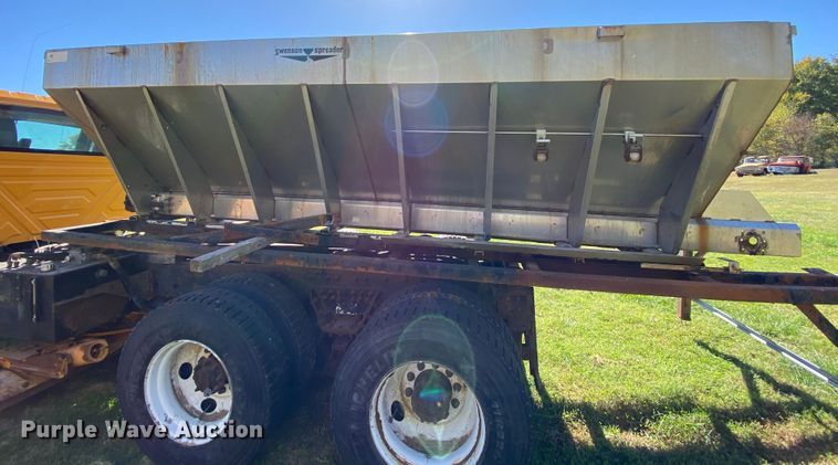 image for item HE9879 2006 International 7400  spreader truck