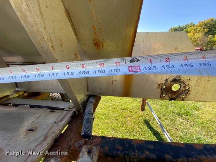 image for item HE9879 2006 International 7400  spreader truck