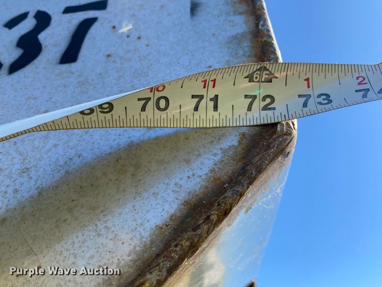 image for item HE9879 2006 International 7400  spreader truck