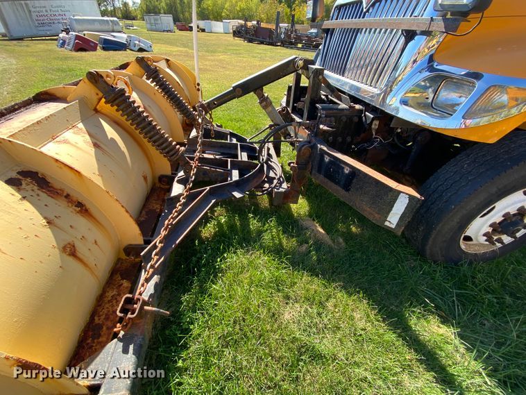 image for item HE9879 2006 International 7400  spreader truck