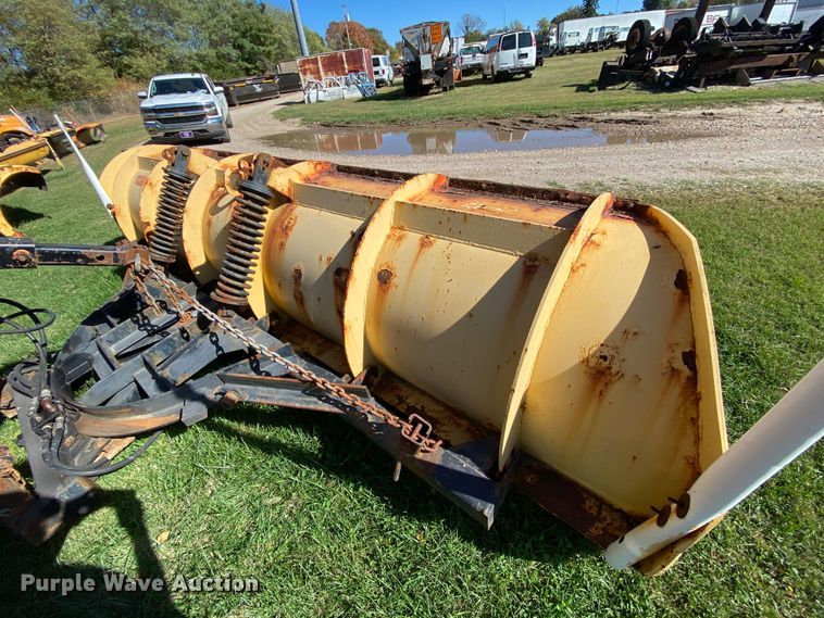 image for item HE9879 2006 International 7400  spreader truck