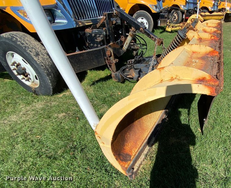 image for item HE9879 2006 International 7400  spreader truck