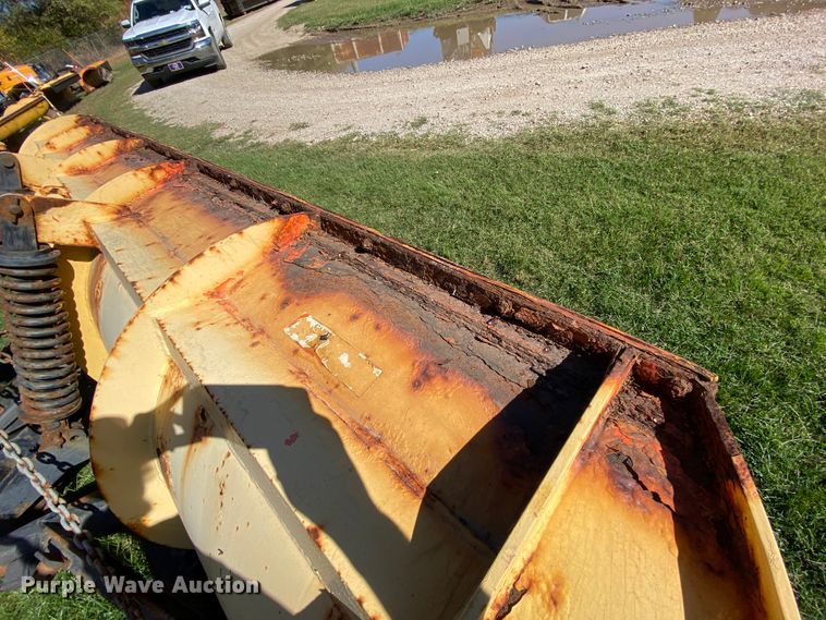 image for item HE9879 2006 International 7400  spreader truck