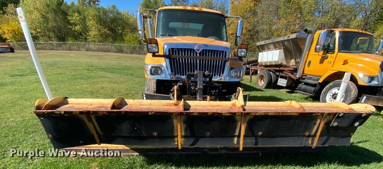 image for item HE9879 2006 International 7400  spreader truck