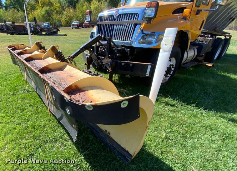 image for item HE9879 2006 International 7400  spreader truck